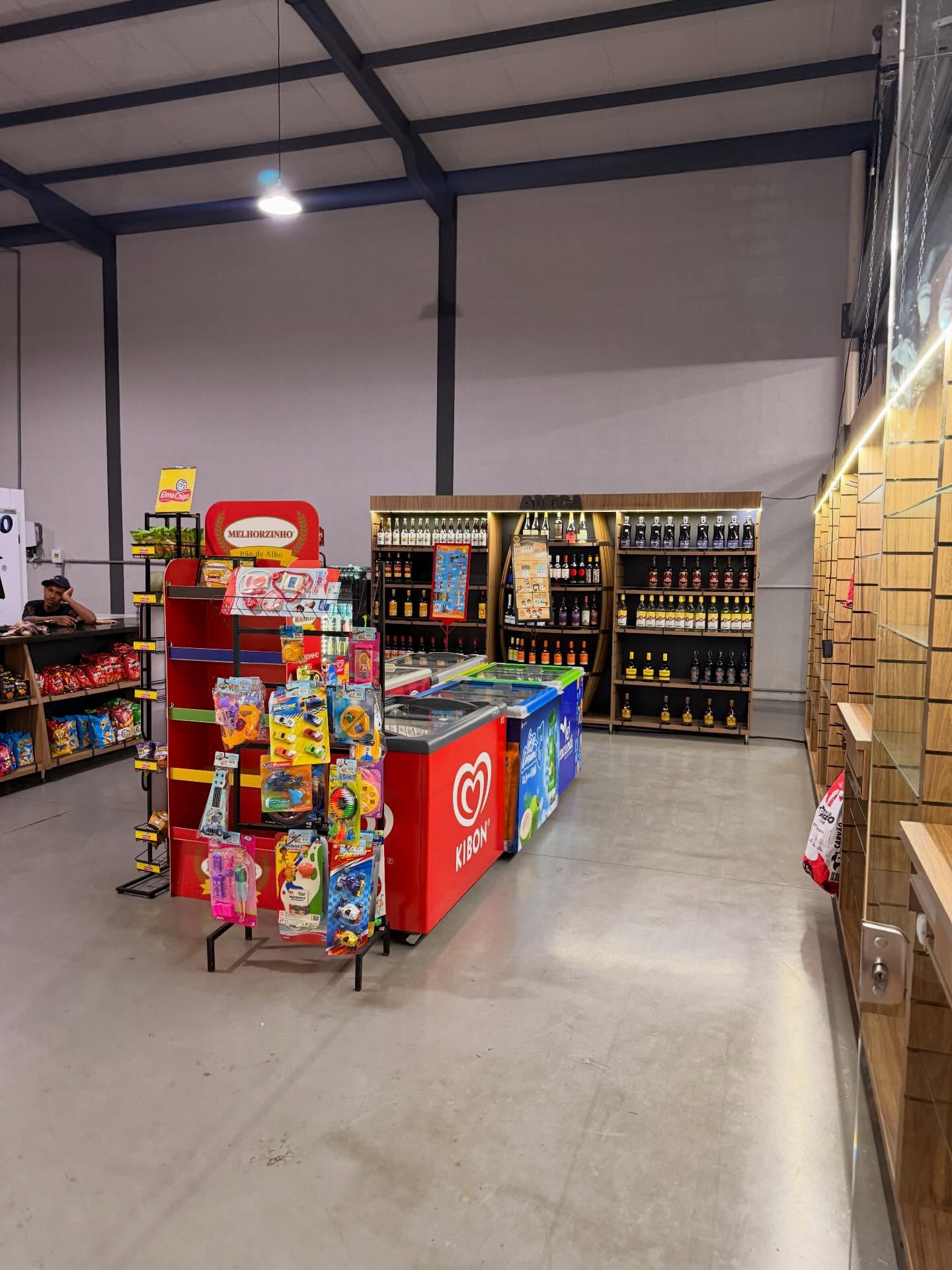 Interior do Empório Monte Cristo com bebidas e freezers